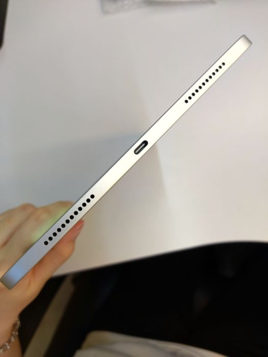 Apple iPad (11th Gen A16 2025) — photo 5 of 8