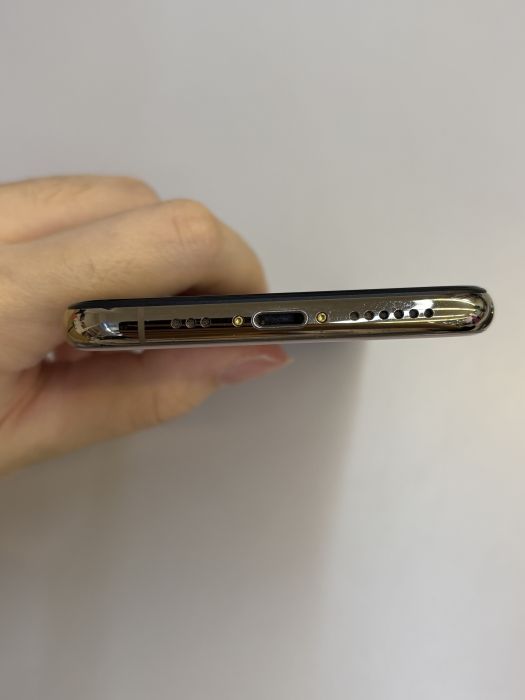 iPhone XS · 4/9