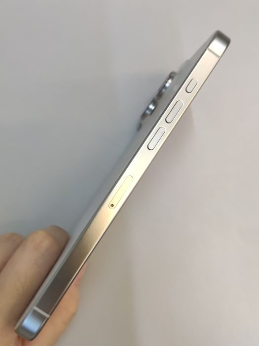 iPhone 16 Pro Max · 2/6