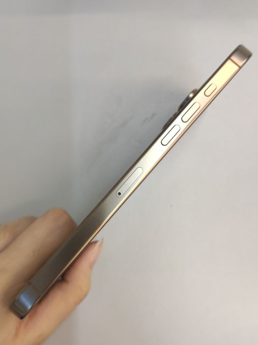 iPhone 16 Pro Max · 4/8
