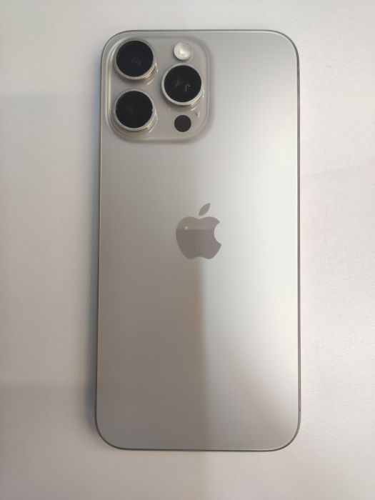 iPhone 15 Pro Max · 3/8