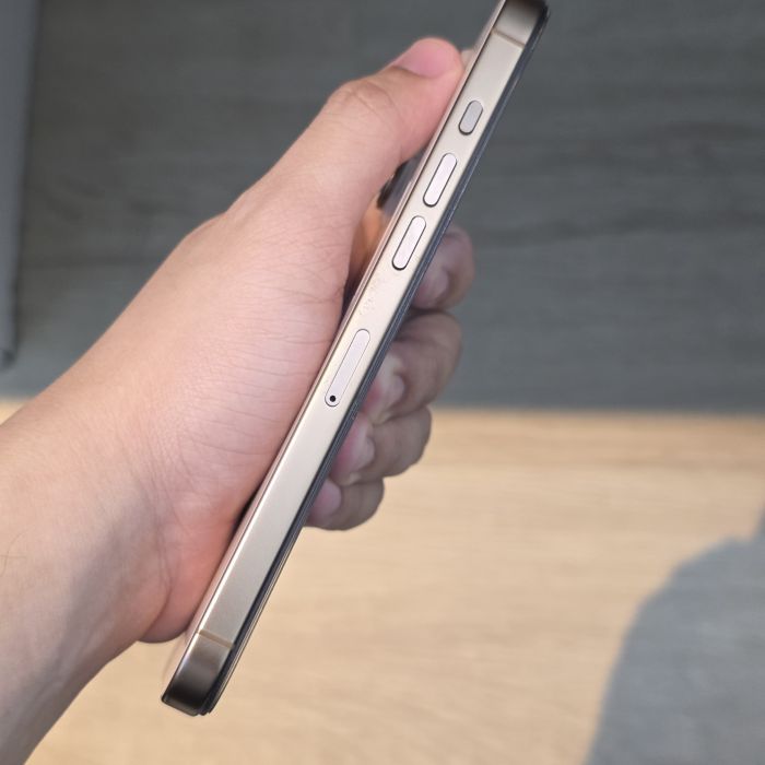 iPhone 16 Pro Max · 3/6