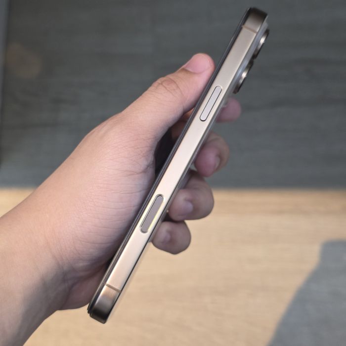 iPhone 16 Pro Max · 2/6