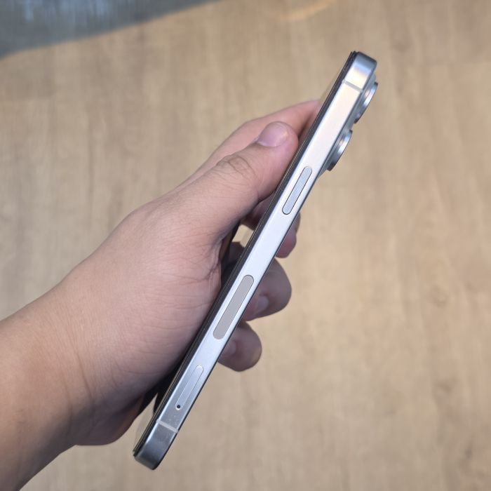 iPhone 15 Pro Max · 2/6
