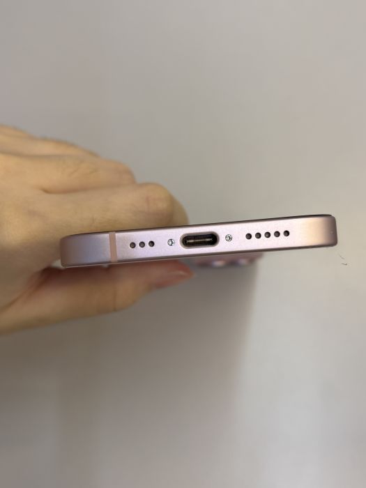 iPhone 15 · 4/10