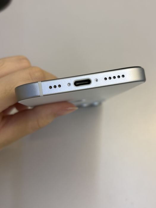 iPhone 15 · 4/10
