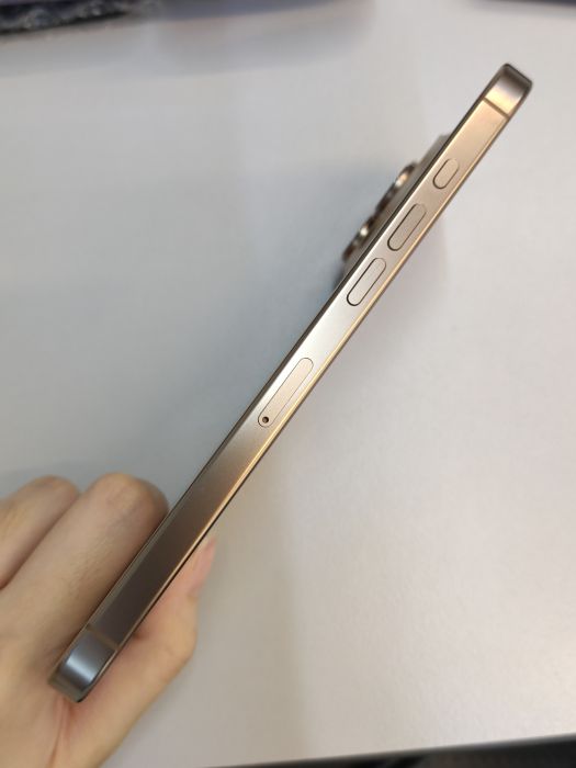 iPhone 16 Pro Max · 2/6