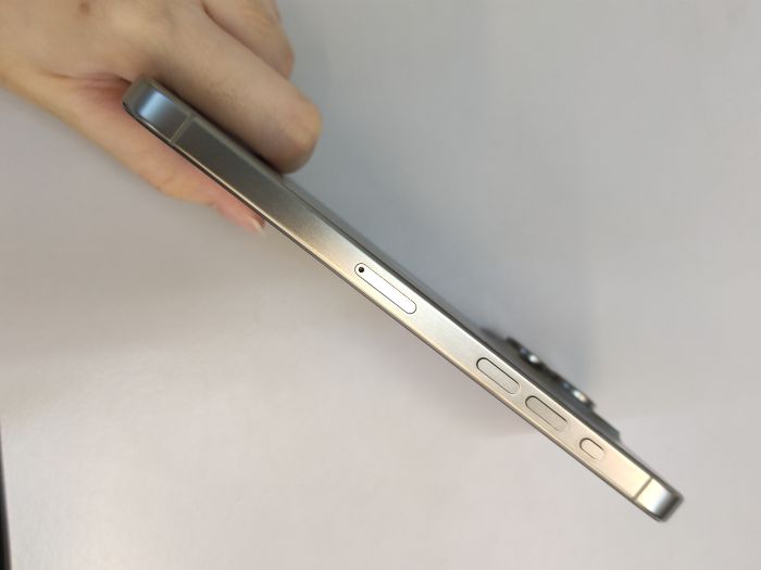 iPhone 15 Pro Max · 2/6