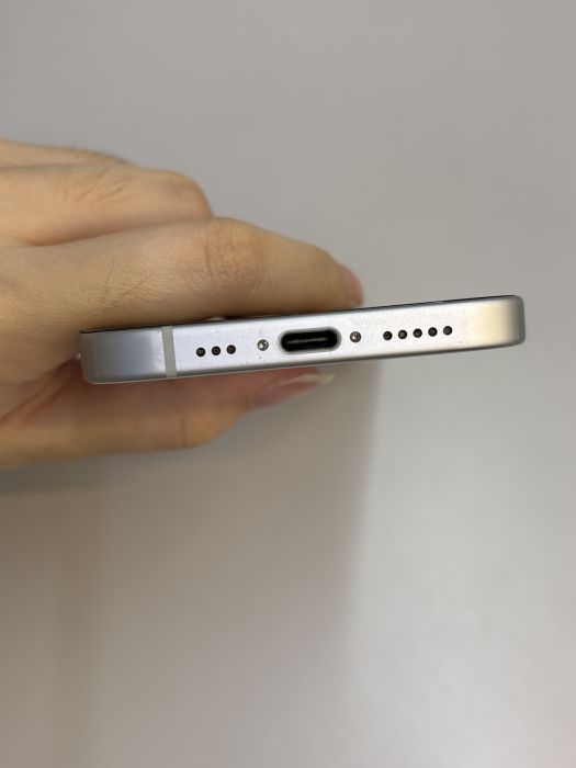 iPhone 15 · 4/9