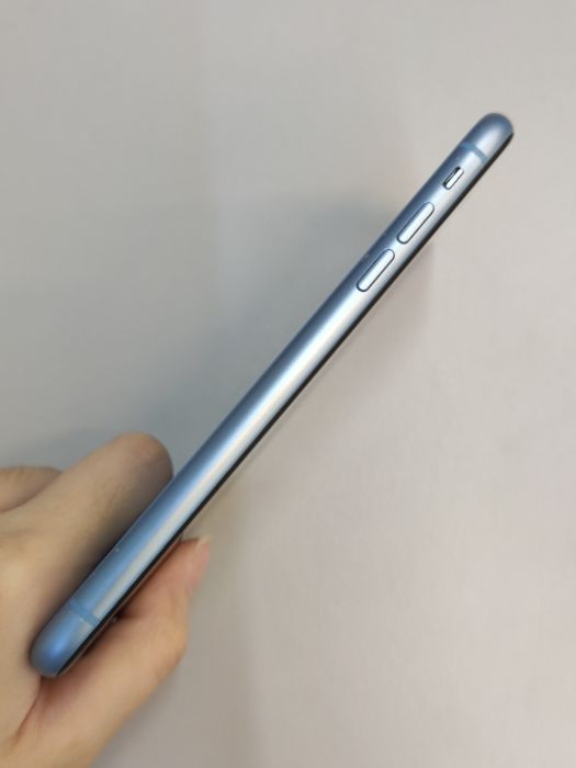 iPhone XR · 2/6