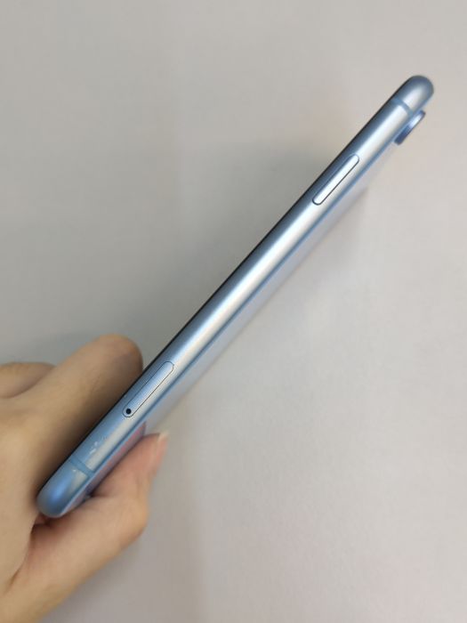iPhone XR · 3/6