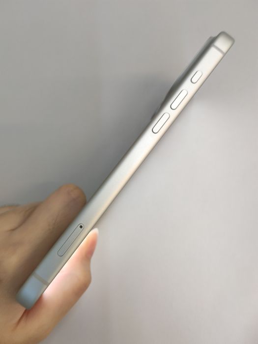 iPhone 17 Pro Max · 2/6