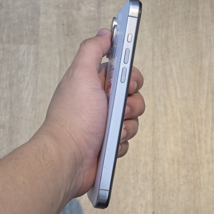 iPhone 15 Pro Max · 2/6