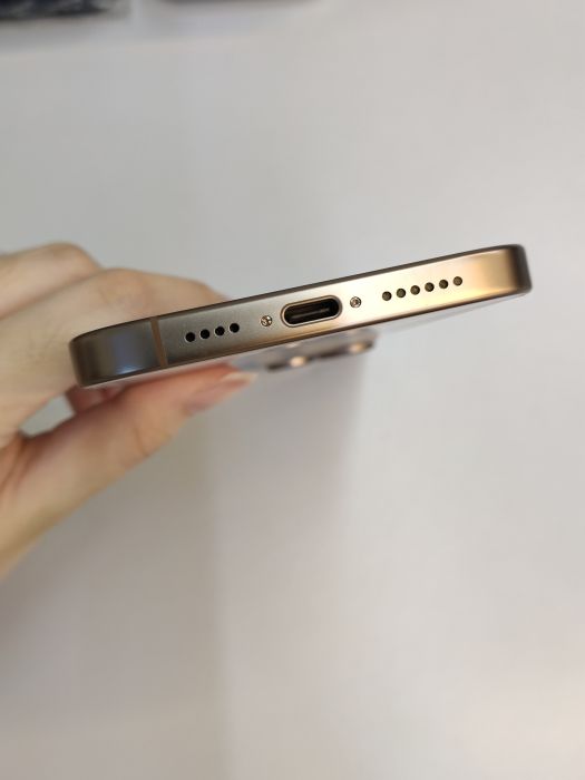 iPhone 16 Pro Max · 4/6