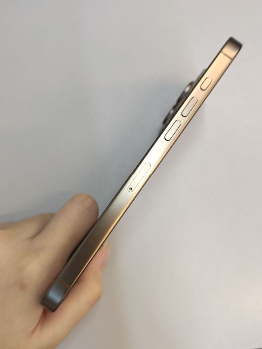 iPhone 16 Pro Max · 2/6