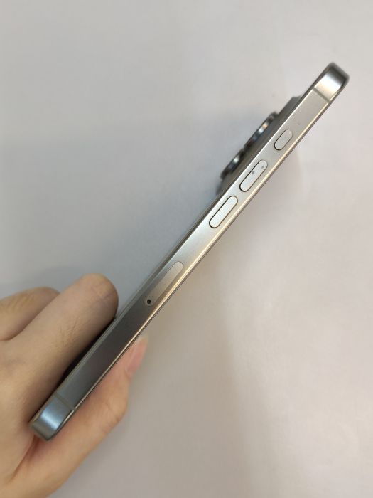iPhone 16 Pro · 2/6