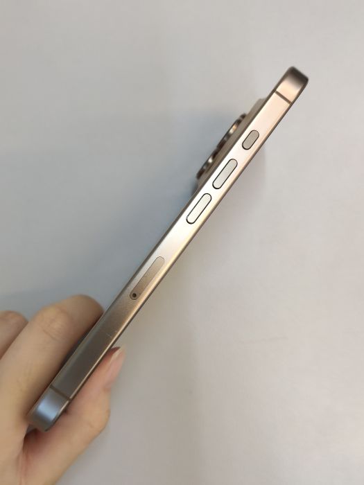 iPhone 16 Pro · 2/6