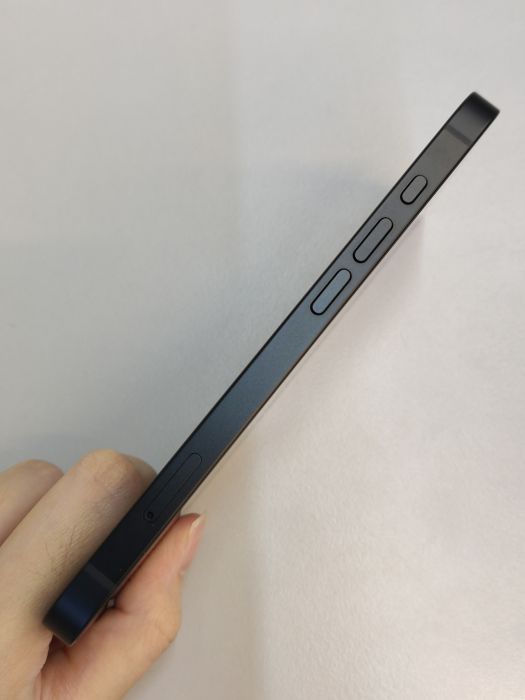iPhone 16e · 2/6
