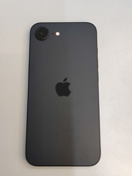 iPhone 16e · 1/6