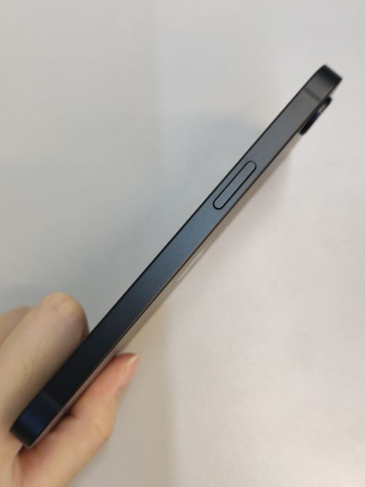 iPhone 16e · 3/6