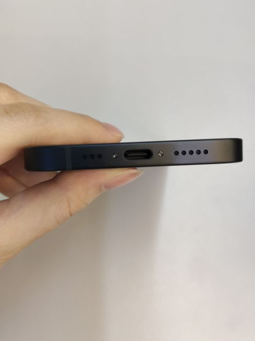 iPhone 16e · 4/6