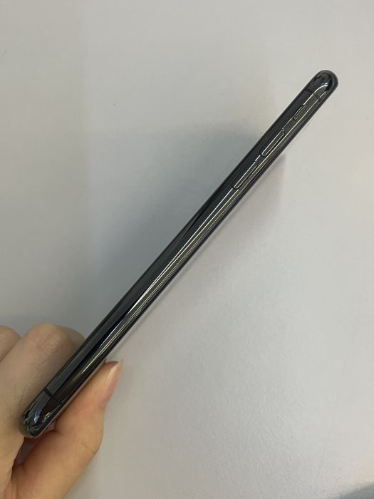 iPhone XS · 2/9