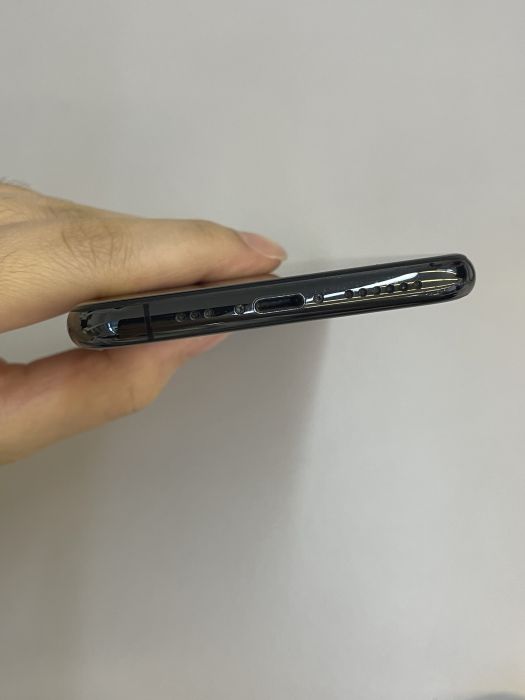 iPhone XS · 4/9