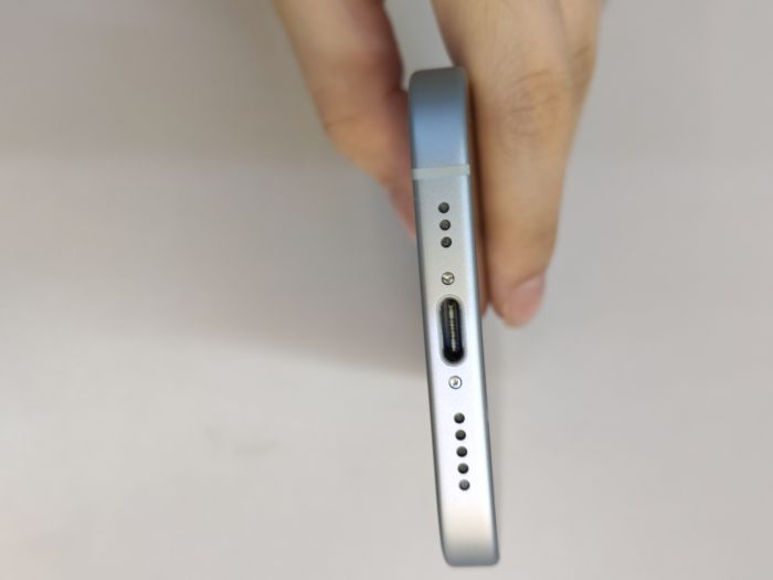 iPhone 15 · 4/10