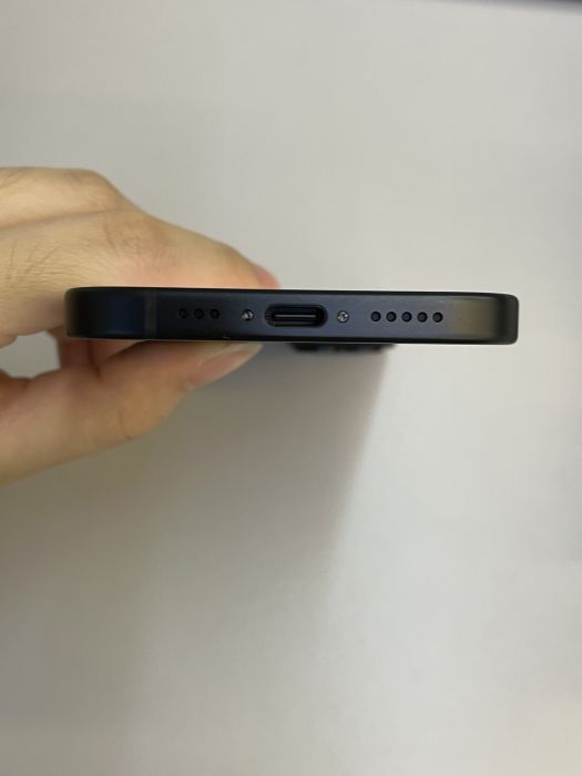 iPhone 15 · 4/9