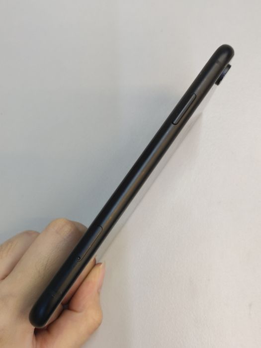 iPhone XR · 3/9
