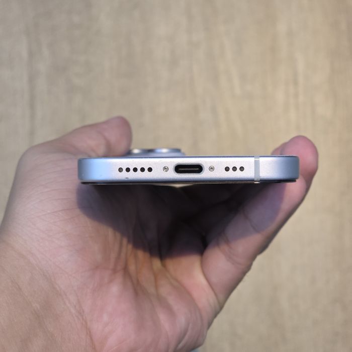 iPhone 15 · 4/9