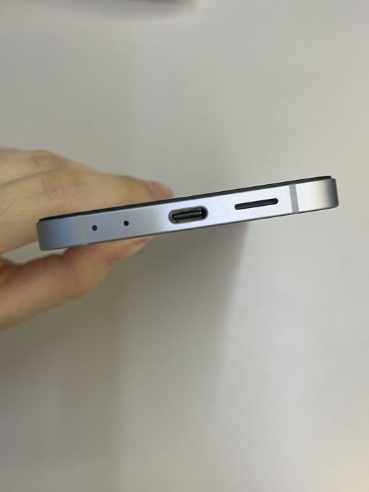 Samsung Galaxy Z Flip 6 · 4/7
