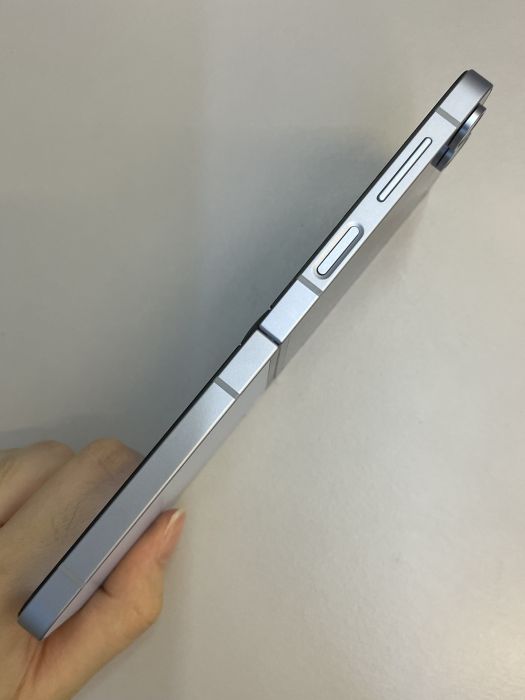Samsung Galaxy Z Flip 6 · 3/7