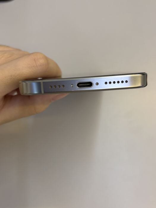 iPhone 16 Pro Max · 4/9
