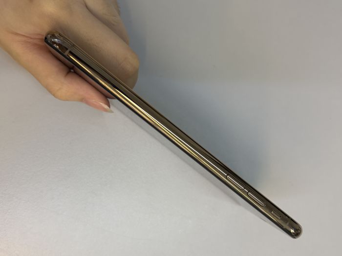 iPhone XS Max · 2/9