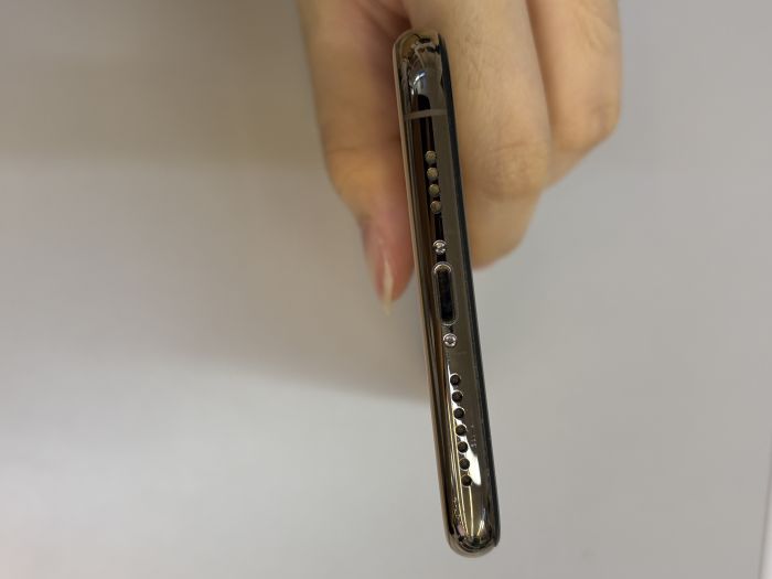iPhone XS Max · 4/9