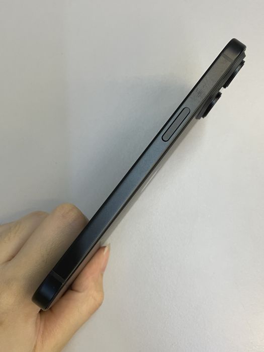 iPhone 15 · 3/9