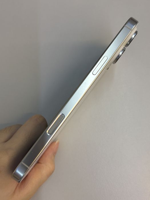 iPhone 16 Pro Max · 3/9