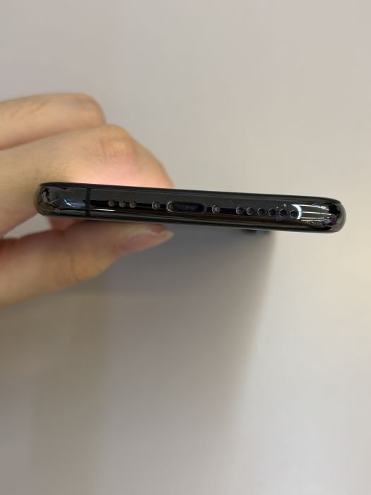 iPhone XS · 4/9