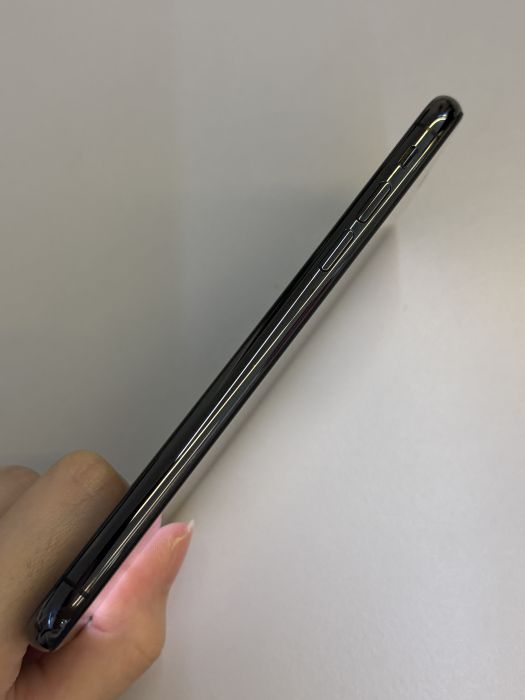 iPhone XS · 2/9