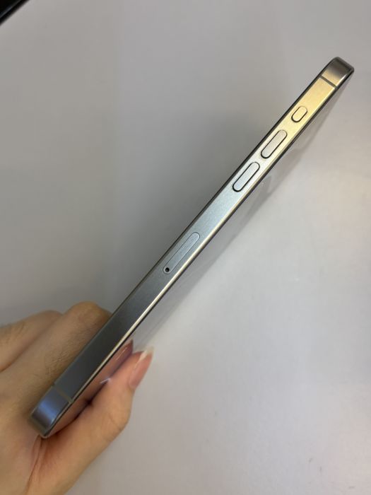 iPhone 15 Pro Max · 2/9