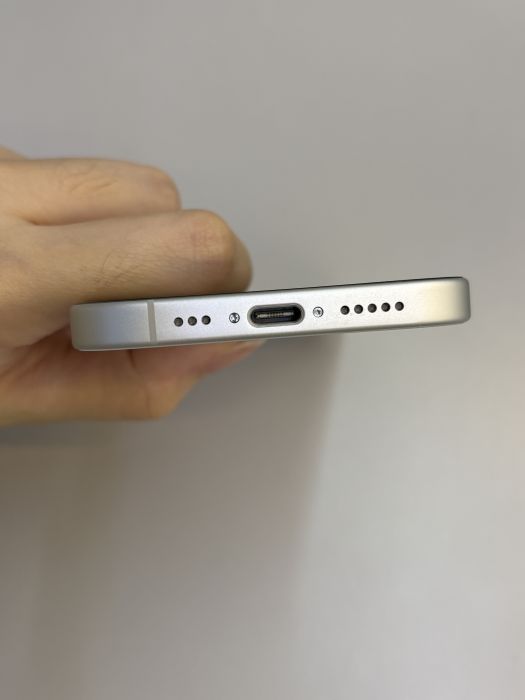 iPhone 17 · 4/9