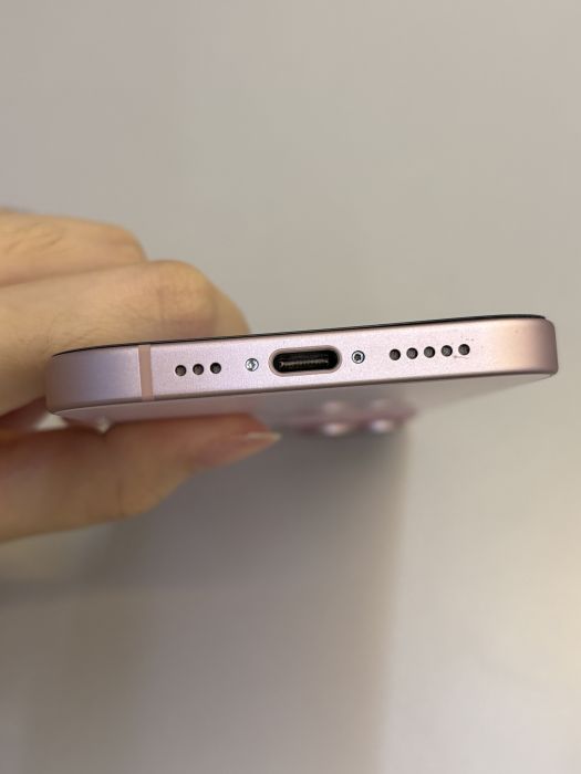 iPhone 15 · 4/9
