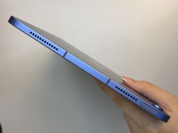 iPad (11th Gen A16 2025) Wi-fi + Cellular · 5/7