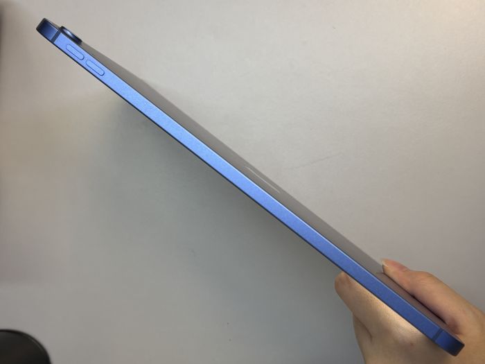 iPad (11th Gen A16 2025) Wi-fi + Cellular · 2/7
