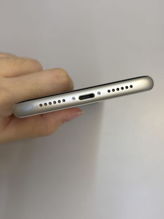 iPhone 11 · 4/9