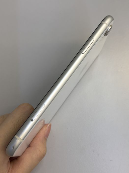 iPhone XR · 3/9
