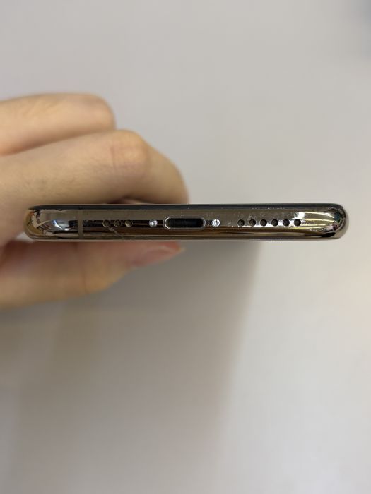 iPhone XS · 4/9