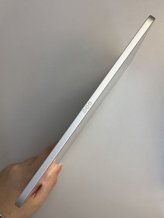 iPad (11th Gen A16 2025) Wi-fi · 3/8