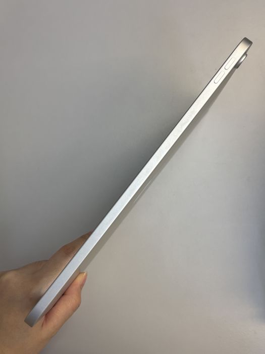 iPad (11th Gen A16 2025) Wi-fi · 2/8